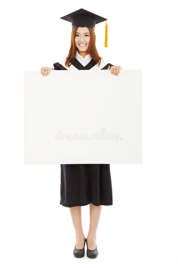 Giovani studenti femminili felici di graduazione con il bordo in bianco immagini stock libere da diritti Giovani studenti femminili felici di graduazione con il bordo in bianco immagini stock libere da diritti