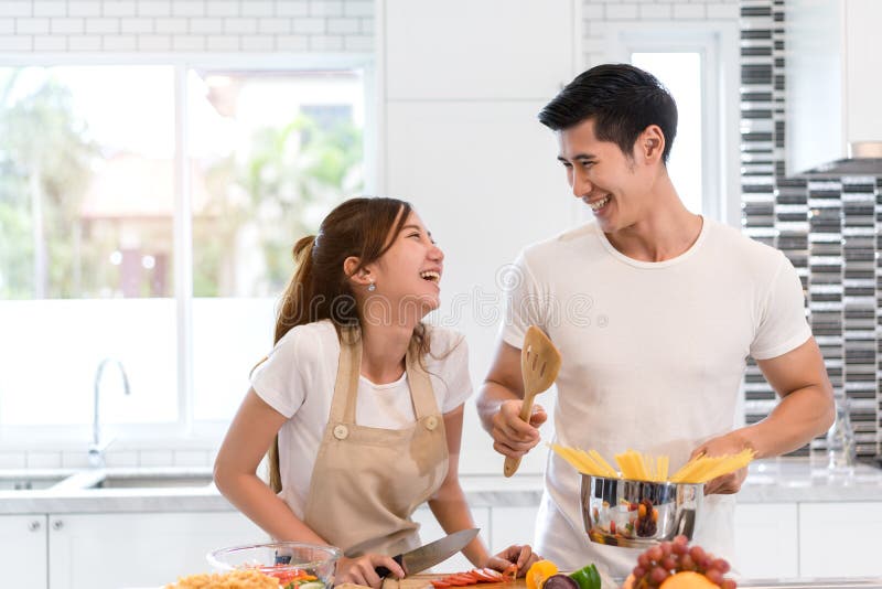 Giovani verdure asiatiche della fetta di taglio della donna che producono ad insalata alimento sano fotografia stock libera da diritti Giovani verdure asiatiche della fetta di taglio della donna che producono ad insalata alimento sano fotografia stock libera da diritti