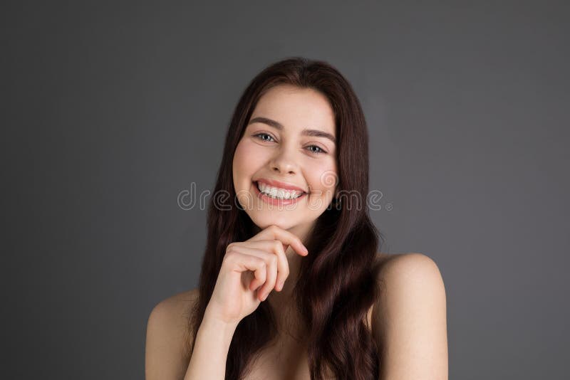 Giovanotto femminile positivo allegro con capelli castana immagini stock