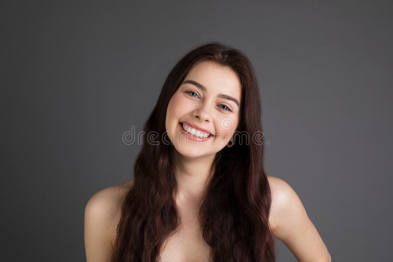Giovanotto femminile positivo allegro con capelli castana immagine stock libera da diritti
