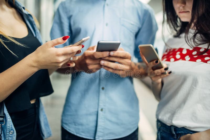 Giovent? della persona dedita del telefono facendo uso degli aggeggi in sottopassaggio fotografia stock libera da diritti Giovent? della persona dedita del telefono facendo uso degli aggeggi in sottopassaggio fotografia stock libera da diritti