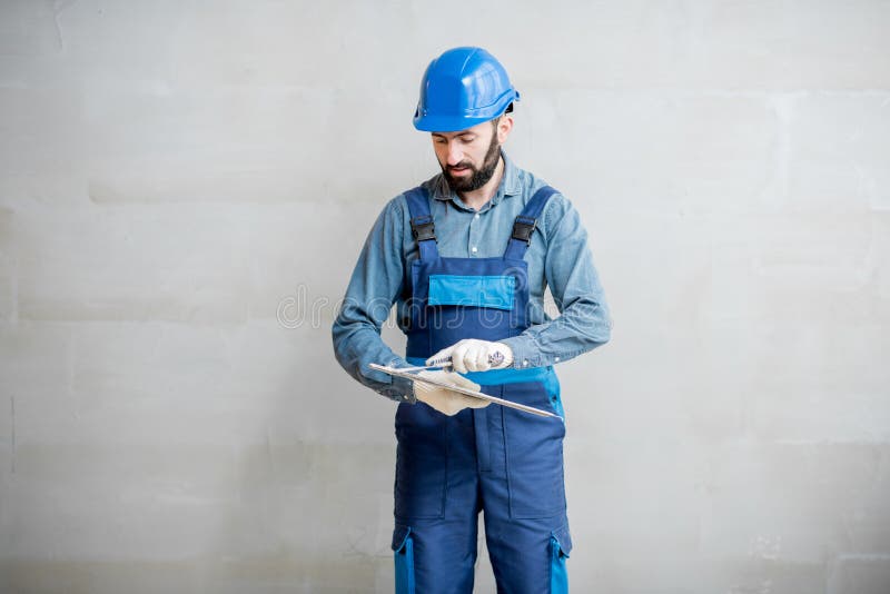 Gipser mit Spachtel zuhause stockfotos Gipser mit Spachtel zuhause stockfotos