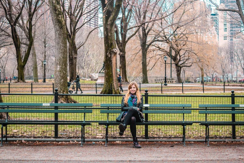 416 Bench Central Park Sitting Stock Photos - Free & Royalty-Free Stock  Photos from Dreamstime | Kapuzenshirts