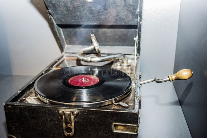 Giradischi del vinile della piattaforma girevole Annotazione di vinile nera Giradischi d'annata del vinile Ago su un'annotazione fotografie stock Giradischi del vinile della piattaforma girevole Annotazione di vinile nera Giradischi d'annata del vinile Ago su un'annotazione fotografie stock