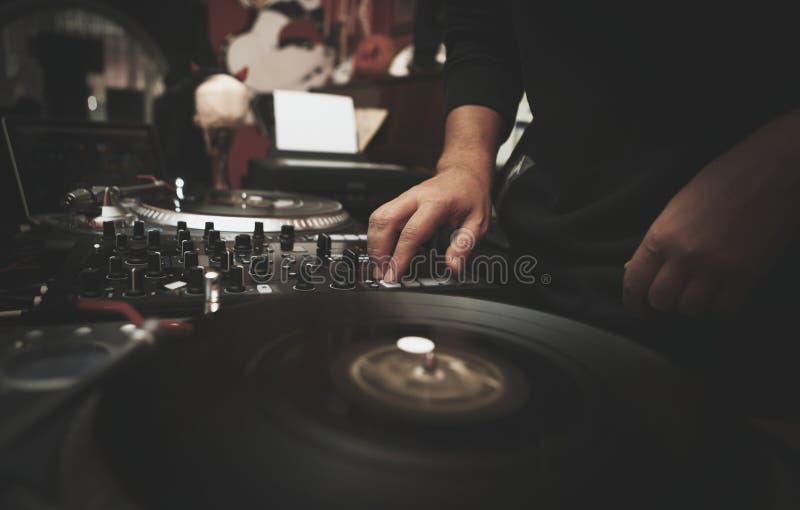 Giradischi professionale del vinile della piattaforma girevole del DJ fotografia stock libera da diritti Giradischi professionale del vinile della piattaforma girevole del DJ fotografia stock libera da diritti