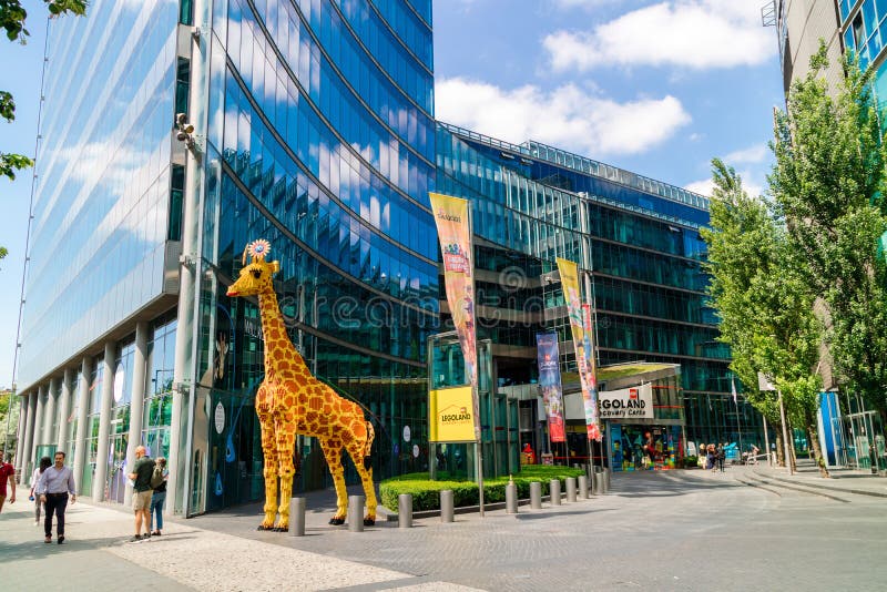 Giraffe γλυπτό έξω από το κέντρο ανακαλύψεων Lego στο Βερολίνο στοκ εικόνες με δικαίωμα ελεύθερης χρήσης