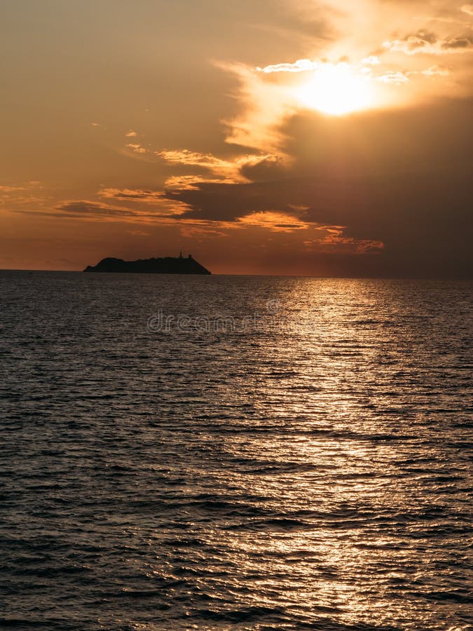 Giraglia wyspa przy zmierzchem: northest punkt Corsica obrazy royalty free Giraglia wyspa przy zmierzchem: northest punkt Corsica obrazy royalty free