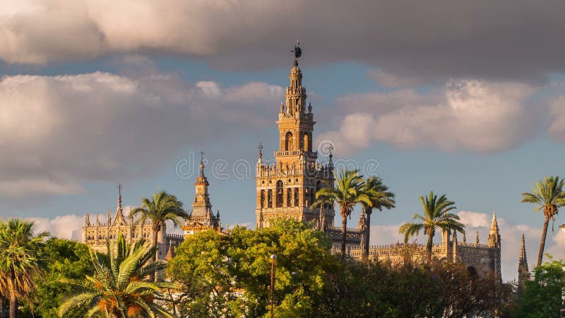 Giralda-Helm-Glockenturm von Sevilla-Kathedrale stock video Giralda-Helm-Glockenturm von Sevilla-Kathedrale stock video