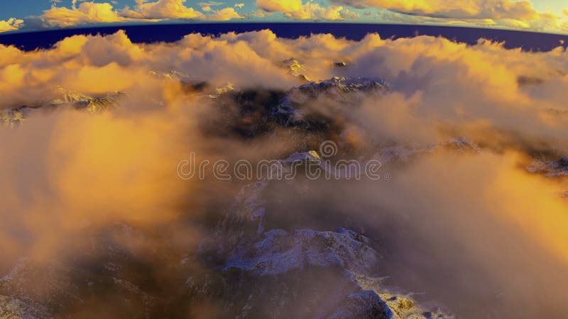 Girando sopra le nuvole ed i picchi di montagna nevosi