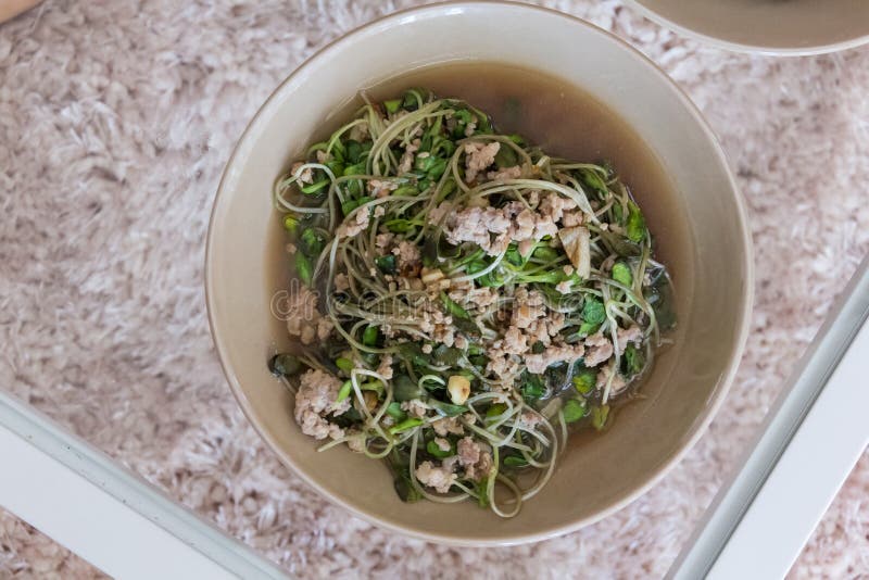 Girasol joven delicioso frito imagen de archivo libre de regalías