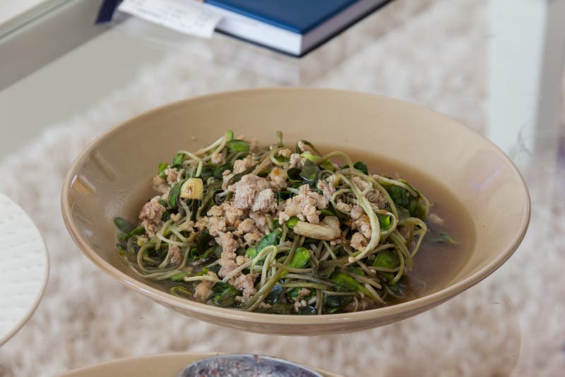 Girasol joven delicioso frito imagen de archivo libre de regalías