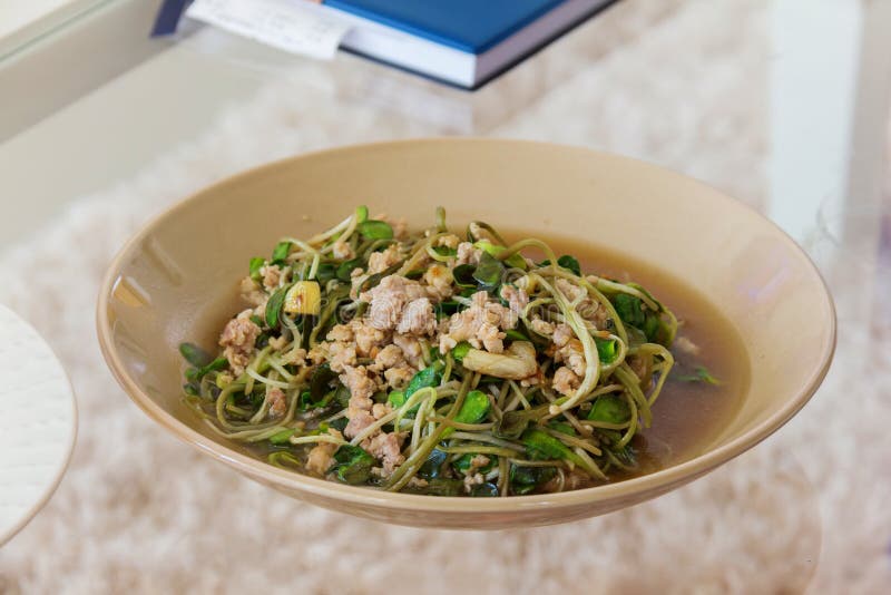 Girasol joven delicioso frito fotos de archivo