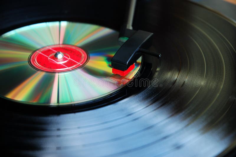 Mulher Da Tatuagem Com O Disco Do Registro De Vinil Da Música Com Jogador  Foto de Stock - Imagem de etiqueta, entretenimento: 92935794