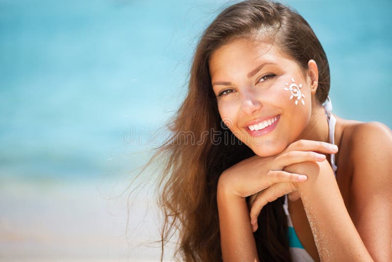 Hermoso chica feliz el uso el sol broncearse crema sobre su.