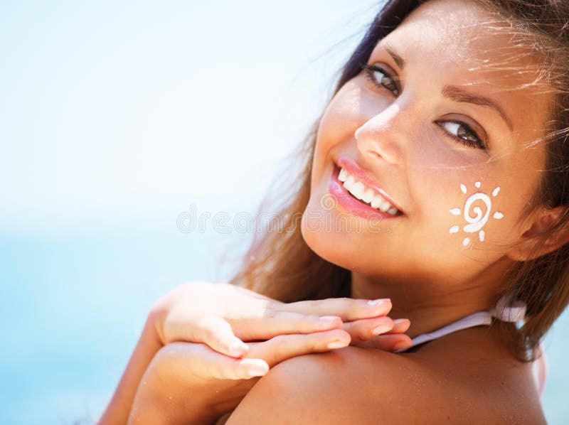 Hermoso chica feliz el uso el sol broncearse crema sobre su.