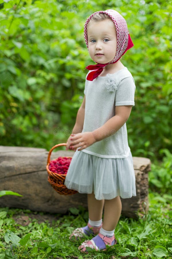 Фото девочка с лукошком. Дети 31 августа