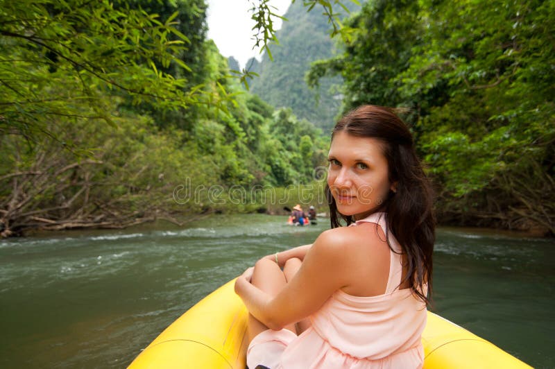 Hermoso joven es un viajar en un barco sobre el un rio.