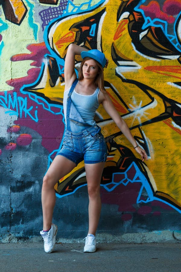 lejer Ved navn Kirkestol Girl in Denim Overalls Posing Against Wall with Graffiti Editorial Photo -  Image of leisure, beauty: 245521386