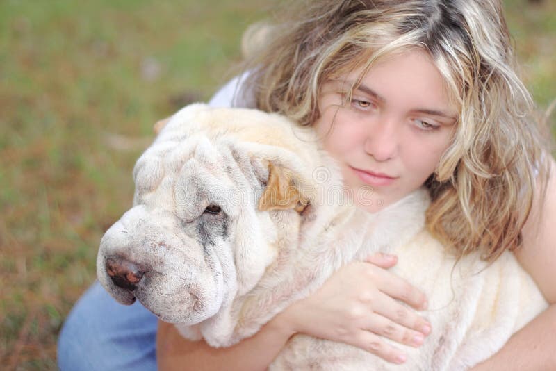 Giovane donna depressa con il migliore amico cane bianco 
