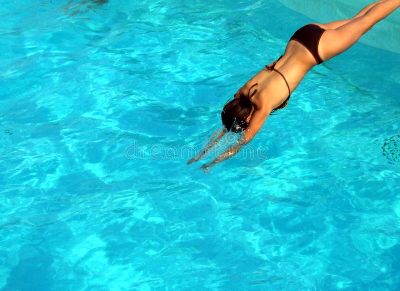 De joven buceo refrescante piscina de Agua.