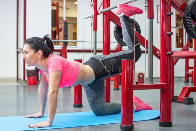 Girl Doing Leg And Glute Workout At The Gym Stock Image - Image Of Weights,  Booty: 68861625