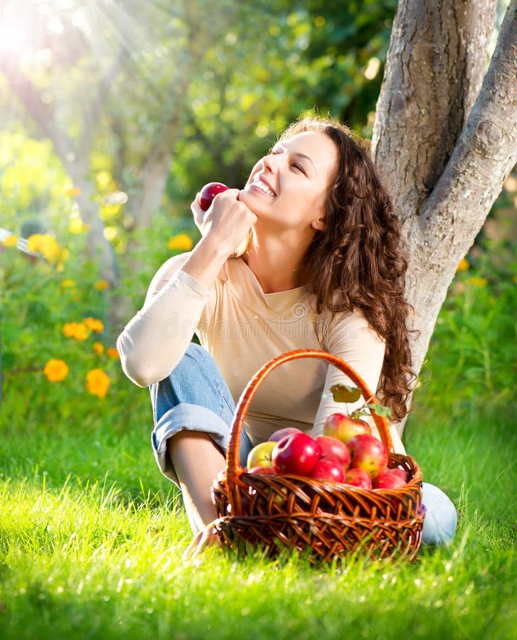 Bella Ragazza a Mangiare Biologico di Mele nel Frutteto.