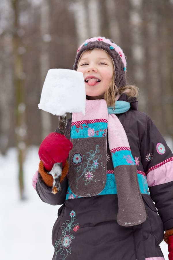 Девочка ест снег. Эскимос ест эскимо. Эскимо зимой. Девушка с эскимо зимой. Девочка эскимо