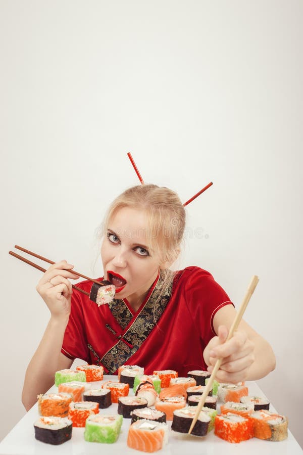 Девушка ест суши. Девушка с роллами. Суши на девушке. Девушка недовольно ест суши.