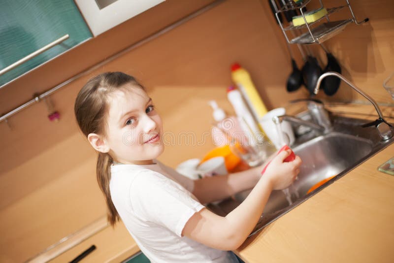 Девушка моющая тарелку. Dish girls