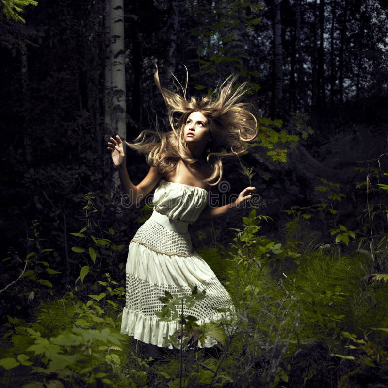 Portrét romantické ženy na pohádkový les.