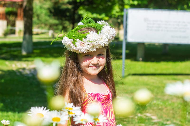 Girl in a field of camomiles catching a butterfly royalty free stock photography Girl in a field of camomiles catching a butterfly royalty free stock photography