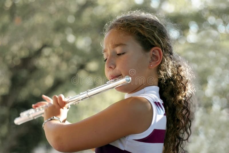 Ragazza suona un flauto.