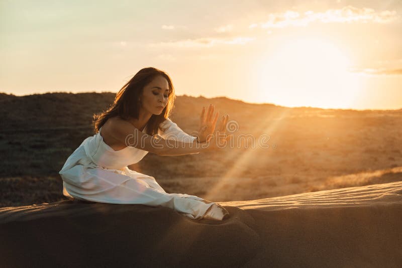 Dances in the desert in white dress