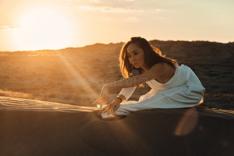 Dances in the desert in white dress