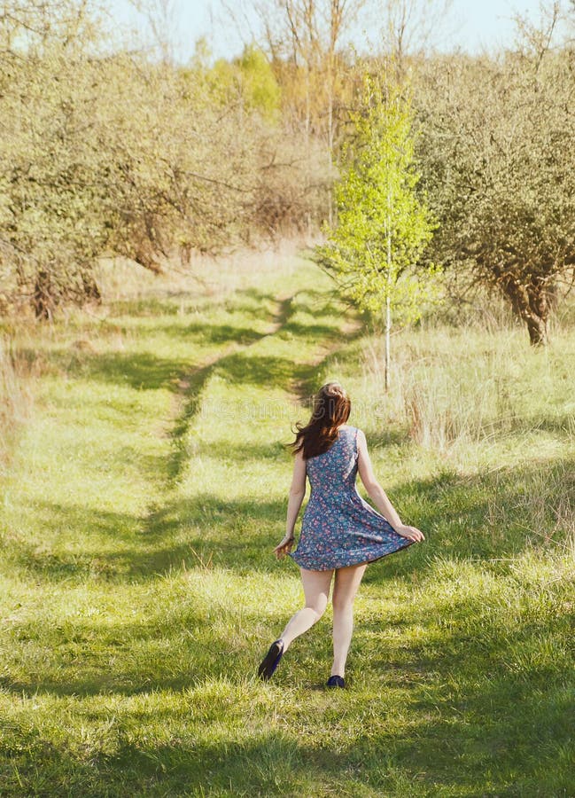 En jardín correr a lo largo de El camino.