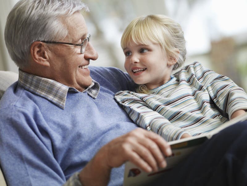 Feliz pequeno abuelo lectura historia un libro sobre el.