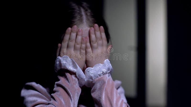 Mother hugging frightened little girl in dark room, victims of mafia,  kidnapping - Observatório do 3° Setor