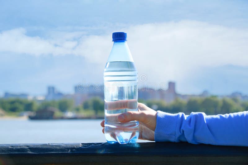 Задача с бутылками с водой. Бутылка воды в руке. Бутыль воды в руках. Бутылка минералки в руке. Бутылка воды в руке девушки.