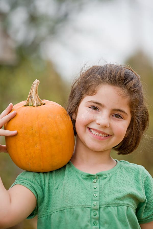 Poco, Ragazza in possesso di una Zucca.