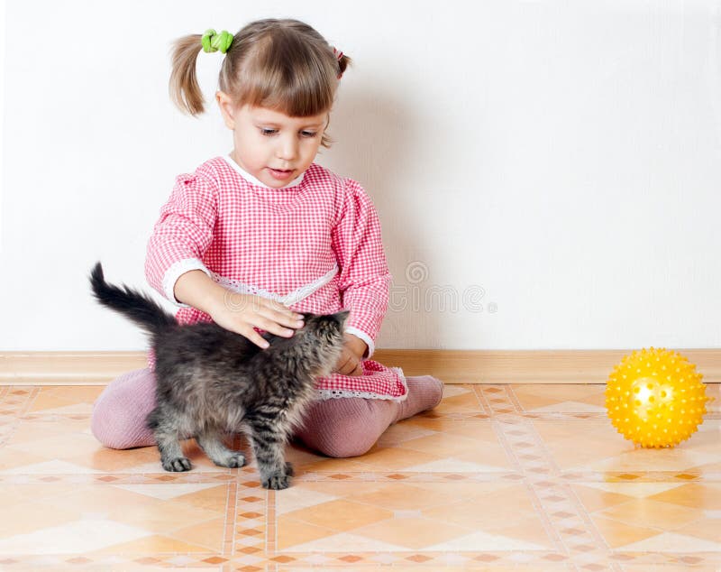 Детки играют с кисками. Девочка гладит кота. Девочка гладит кошку. Котёнок-ребёнок. Ребенок гладит кошку.