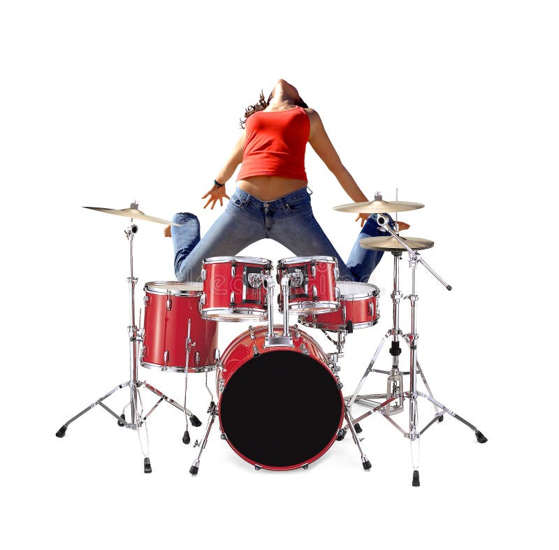 Ragazza saltando dietro un red Drum kit isolato su bianco.