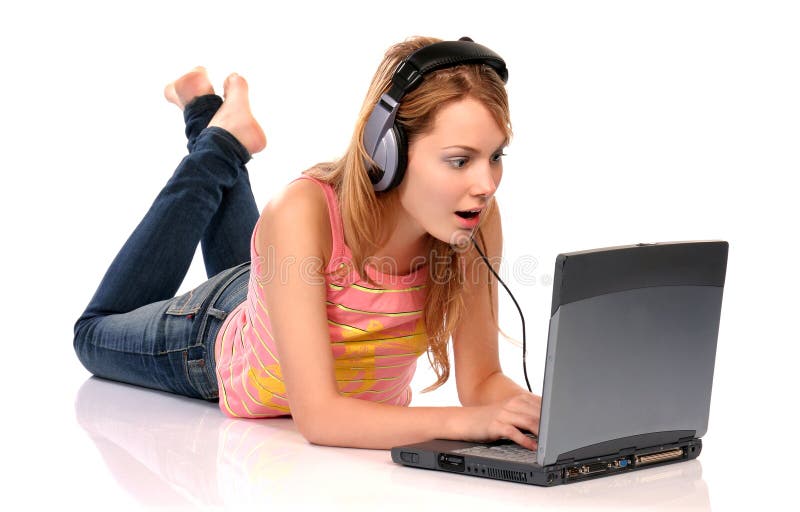 Giovane e bella donna con il computer portatile e le cuffie, isolato su bianco.