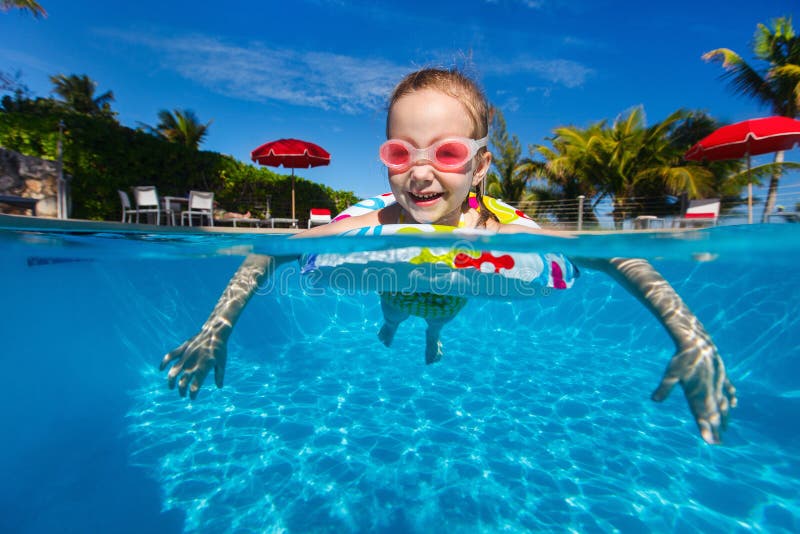 Girl little pool swimming fotografering för bildbyråer. Bild av lycka ...