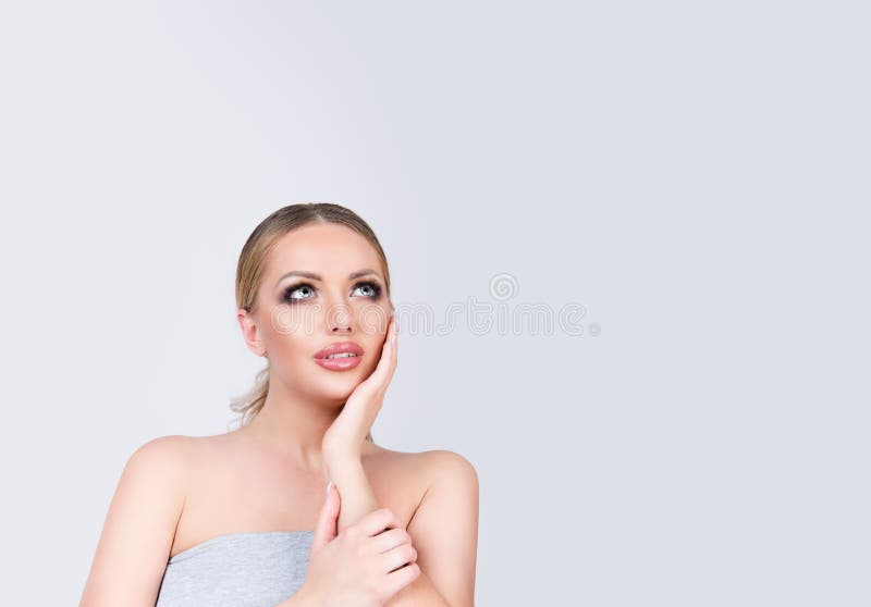 https://thumbs.dreamstime.com/b/girl-looking-to-side-touching-face-hand-thinking-daydreaming-beautiful-woman-fashion-girl-looking-up-to-side-touching-119579601.jpg