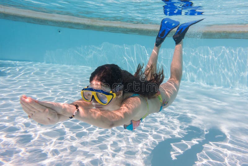 Girl in mask dive in swimming pool royalty free stock photography Girl in mask dive in swimming pool royalty free stock photography