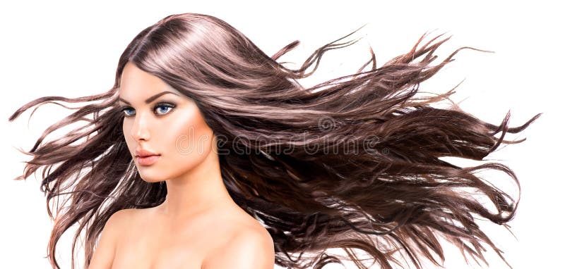 Girl modelo com cabelo de sopro longo