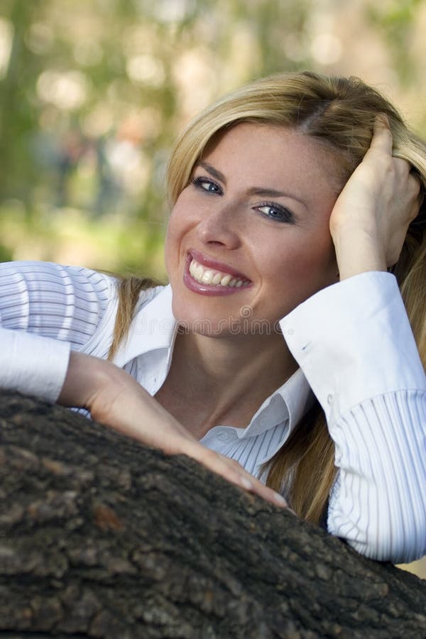 Girl-in-the-park04 lizenzfreie stockfotografie Girl-in-the-park04 lizenzfreie stockfotografie