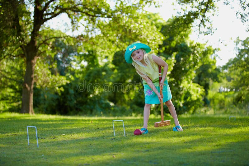 Cô gái chơi croquet: Đẹp, tài năng và quyến rũ, cô gái trong hình tạo hình cho một bộ phim lãng mạn đầy sự thú vị và nhiều tình huống gây cười. Xem ngay để tìm hiểu thêm về cô gái xinh đẹp này đang chơi một trò chơi cổ điển- croquet.