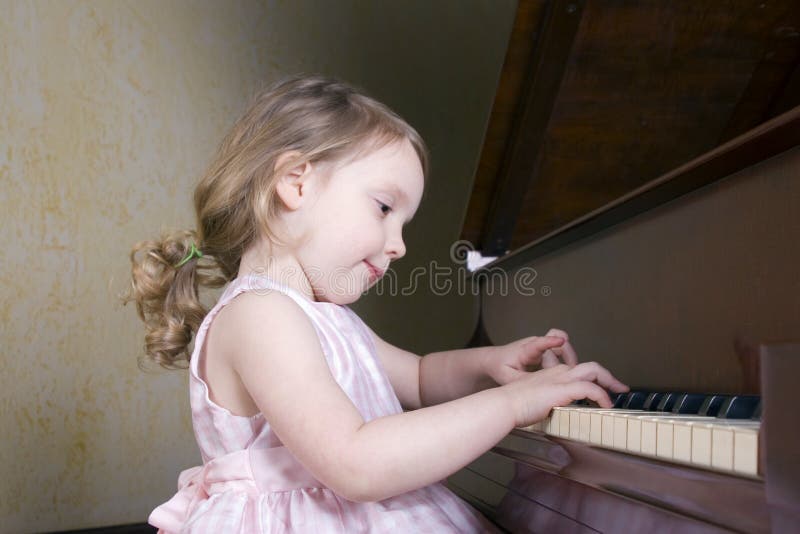 Fată cântând la pian royalty free stock photos