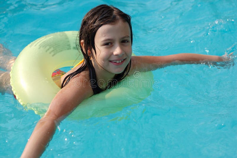 O fată care se joacă în piscină stock images